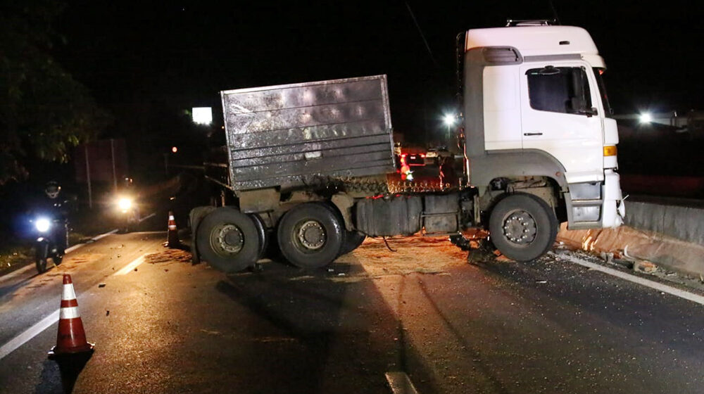 Acidente na SP-147 deixa irmãos feridos após caminhão derramar óleo na pista