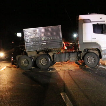 Acidente na SP-147 deixa irmãos feridos após caminhão derramar óleo na pista