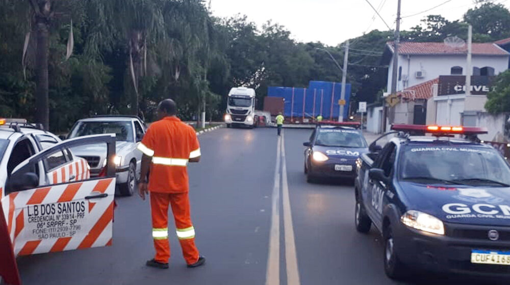 GCM dá apoio à carreta que “parou” o trânsito em Itapira