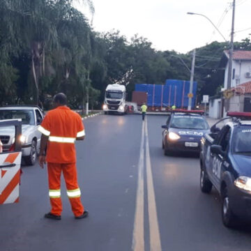 GCM dá apoio à carreta que “parou” o trânsito em Itapira