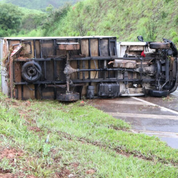 Caminhão tomba na SP-147 após forte chuva