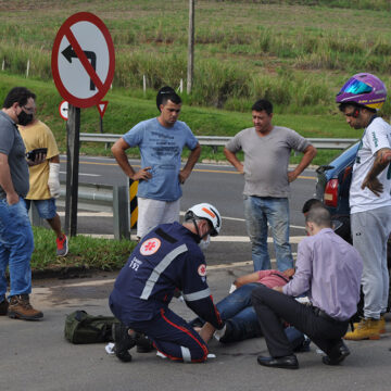 Caminhão e Titan colidem na SP-352