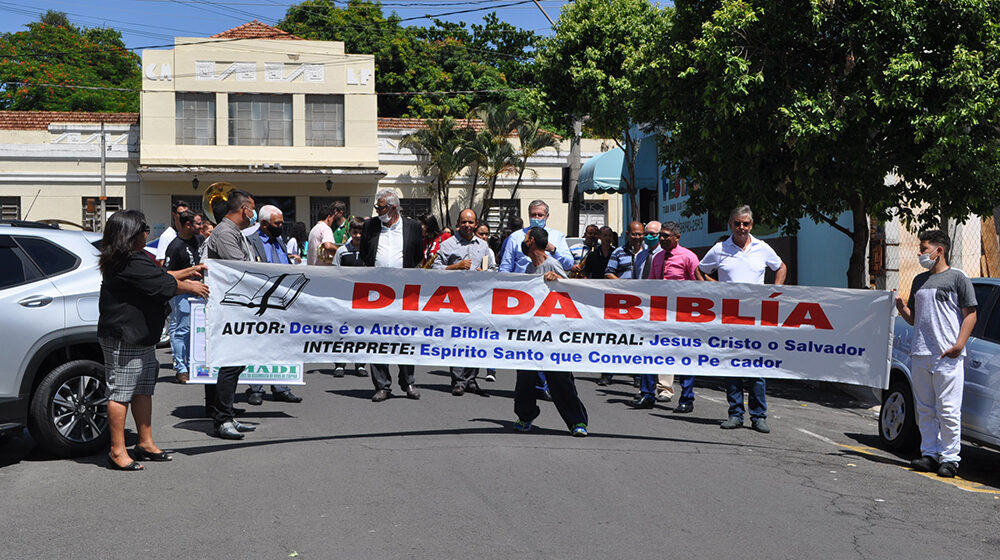 Dia da Bíblia é celebrado com desfile