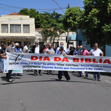 Dia da Bíblia é celebrado com desfile