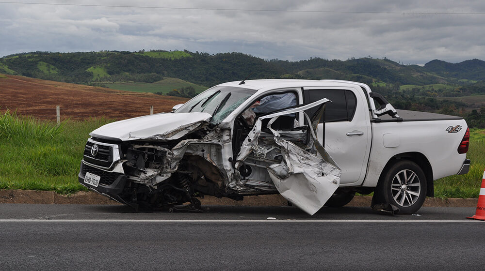 Caminhão e Hilux colidem na SP-352