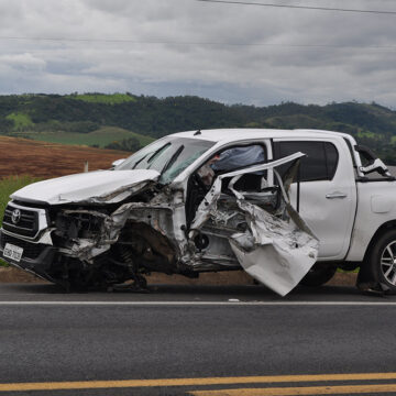 Caminhão e Hilux colidem na SP-352