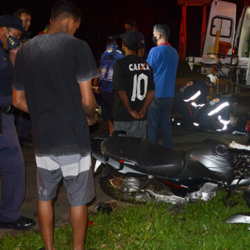 Motos colidem frontalmente ao tentar desviarem de ciclista no Nosso Teto