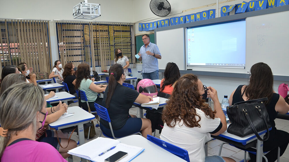 Secretaria de Educação investe em lousas digitais