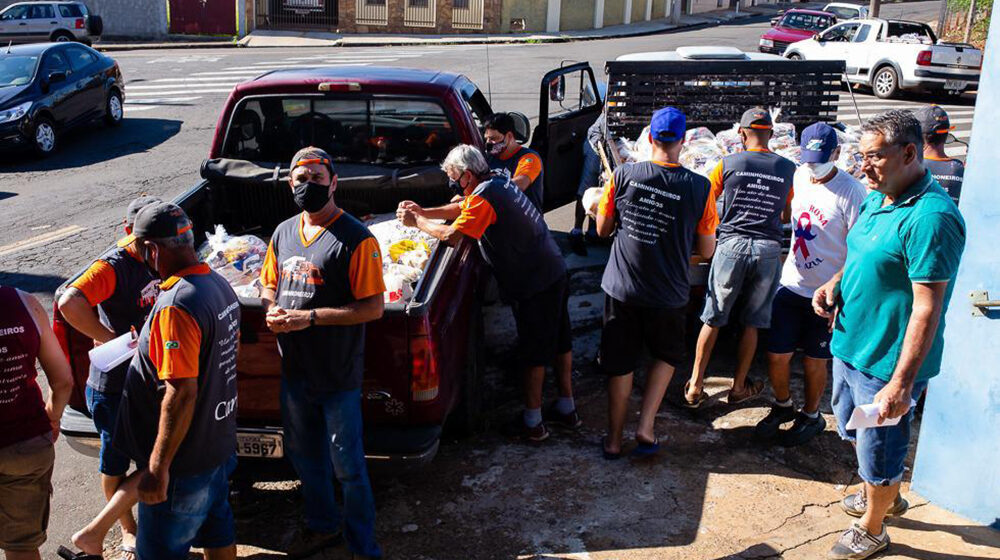 Caminhoneiros e Amigos distribuem cestas natalinas