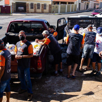 Caminhoneiros e Amigos distribuem cestas natalinas