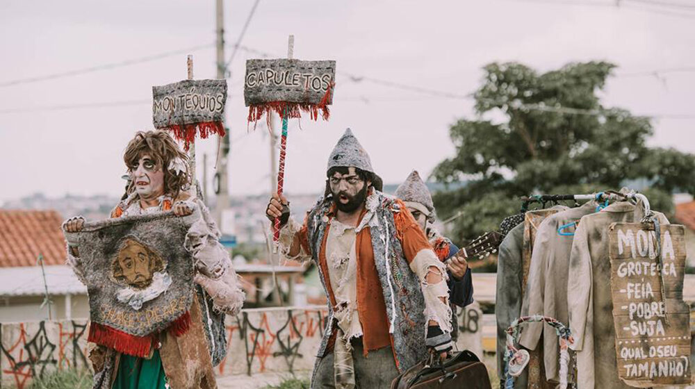 Praça central é palco de peça teatral neste domingo