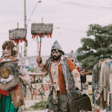 Praça central é palco de peça teatral neste domingo