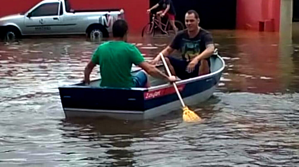 Temporal deixa ruas alagadas, causa queda de muro e até passeio de barco