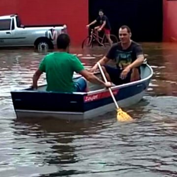 Temporal deixa ruas alagadas, causa queda de muro e até passeio de barco