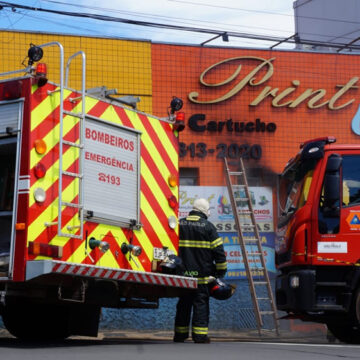 Incêndio consome estabelecimento na AV. Rio Branco