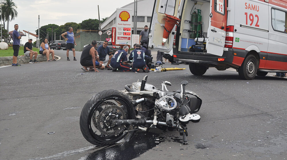 Suzuki colide contra Pálio na Francisco de Paula