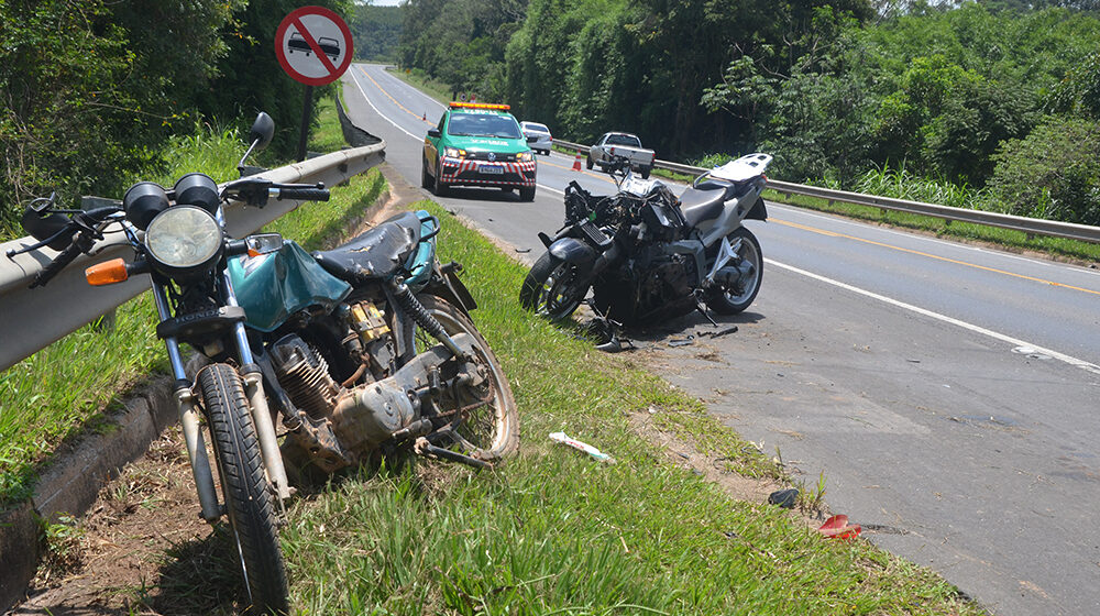 Colisão de motocicletas deixa dois feridos na SP-352