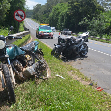 Colisão de motocicletas deixa dois feridos na SP-352