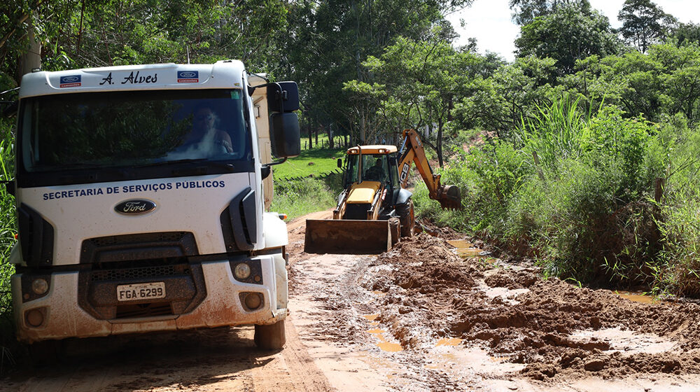 Manutenção e obras de drenagem são realizadas nas estradas rurais