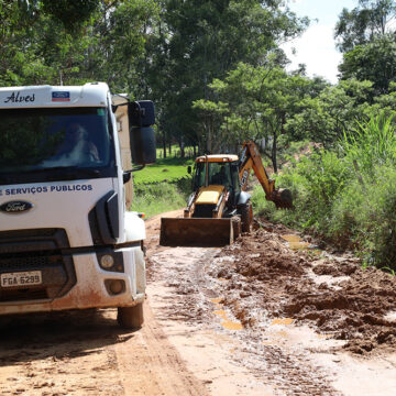 Manutenção e obras de drenagem são realizadas nas estradas rurais