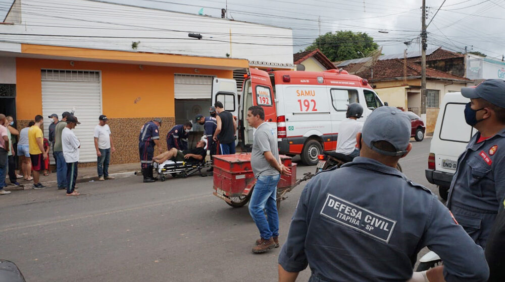 Idoso recebe descarga elétrica ao fazer manutenção em telhado