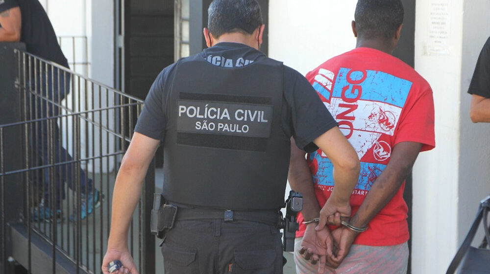 Empinou a moto na frente da Polícia e foi para a cadeia