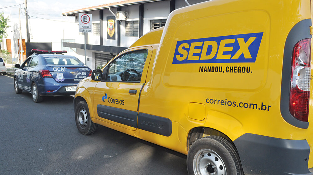 Dupla rouba carro dos Correios e leva 143 encomendas