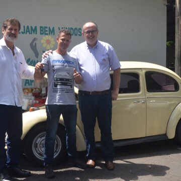 Lindoiano leva Fusca cheio de cerveja em sorteio da Apae