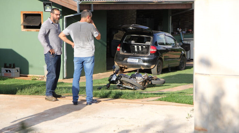 Acusado reage à prisão, tenta tomar pistola de policial e acaba sendo baleado