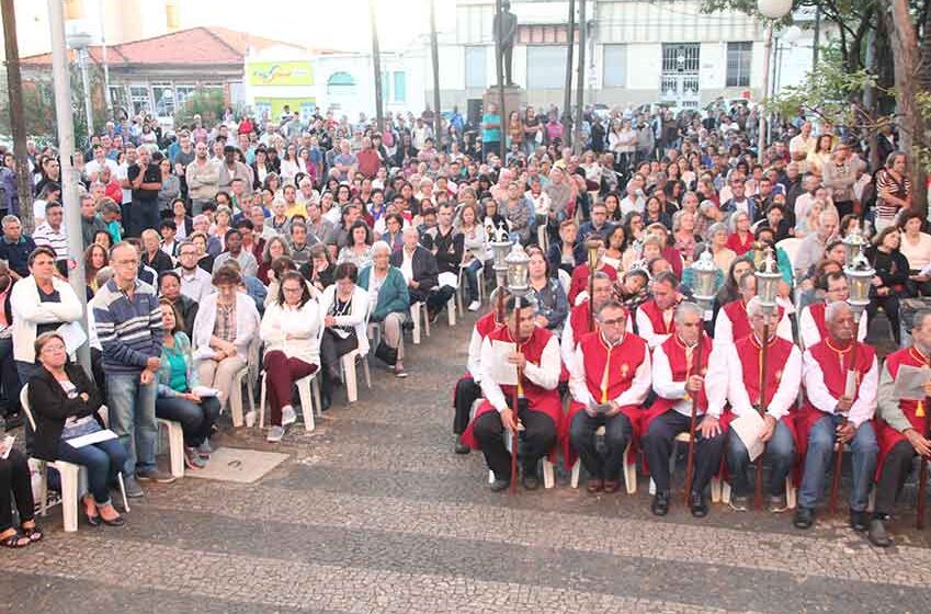 Após dois anos, católicos voltam a realizar missa campal no domingo de páscoa