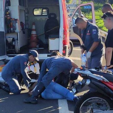 Falha mecânica em moto causa queda de irmãos na SP-352