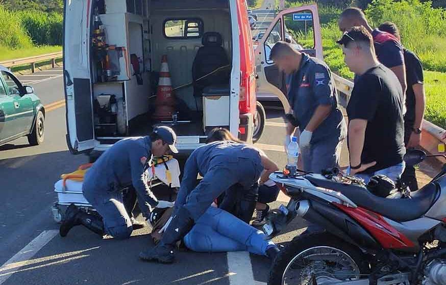 Falha mecânica em moto causa queda de irmãos na SP-352