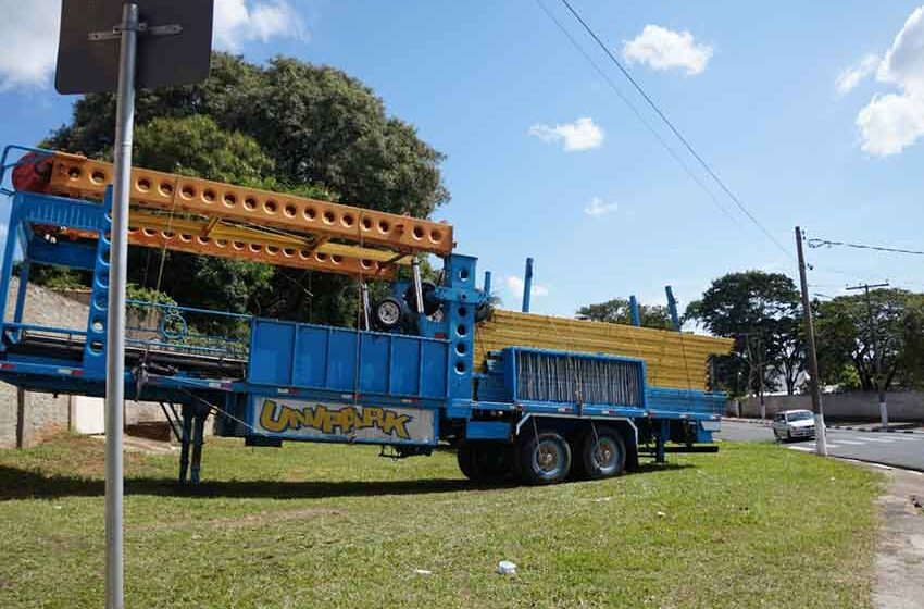 Festa de Maio começa a ganhar forma com chegada do parque de diversões