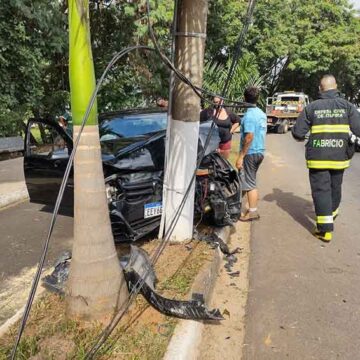 Golf colide contra poste na Av. dos Italianos