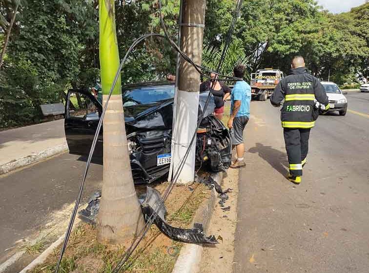 Golf colide contra poste na Av. dos Italianos