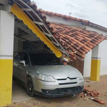 Carro colide e derruba estrutura de lanchonete no Barão