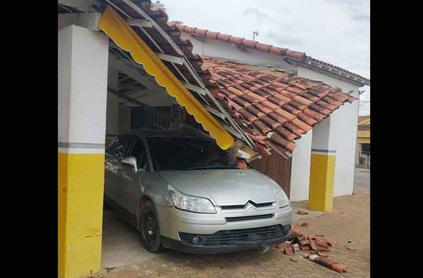 Carro colide e derruba estrutura de lanchonete no Barão