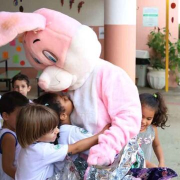 Alunos da rede municipal são presenteados com ovos de chocolate