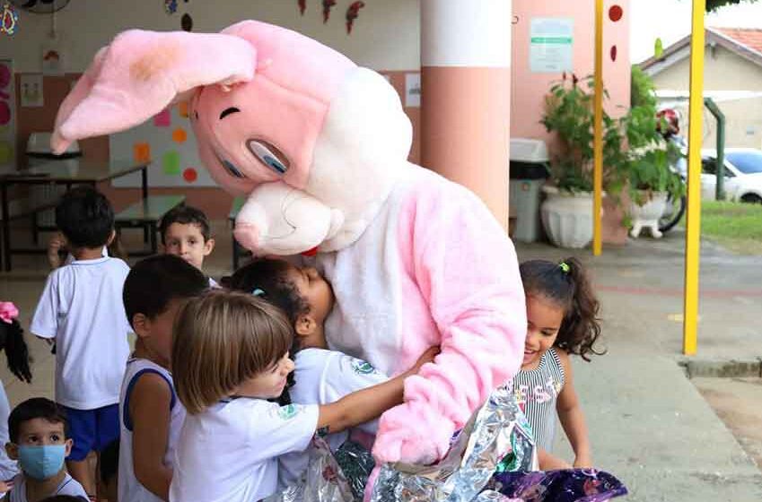 Alunos da rede municipal são presenteados com ovos de chocolate