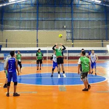 Projeto Esporte e Saúde oferece aulas de vôlei