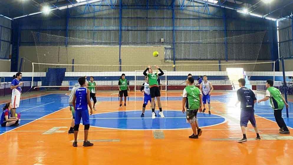 Projeto Esporte e Saúde oferece aulas de vôlei