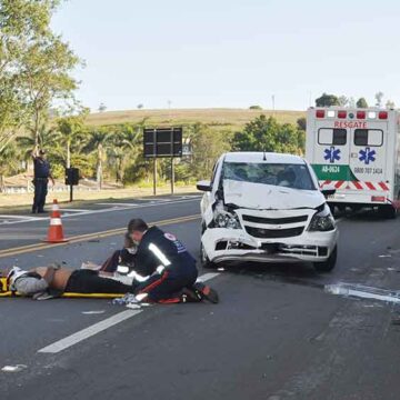 Colisão entre carro e moto deixa dois feridos na Itapira/Jacutinga