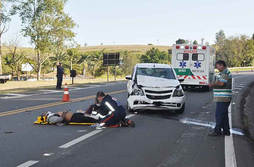 Colisão entre carro e moto deixa dois feridos na Itapira/Jacutinga