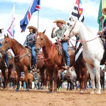 Cavalgada abre programação do segundo dia da Festa do Cavalo