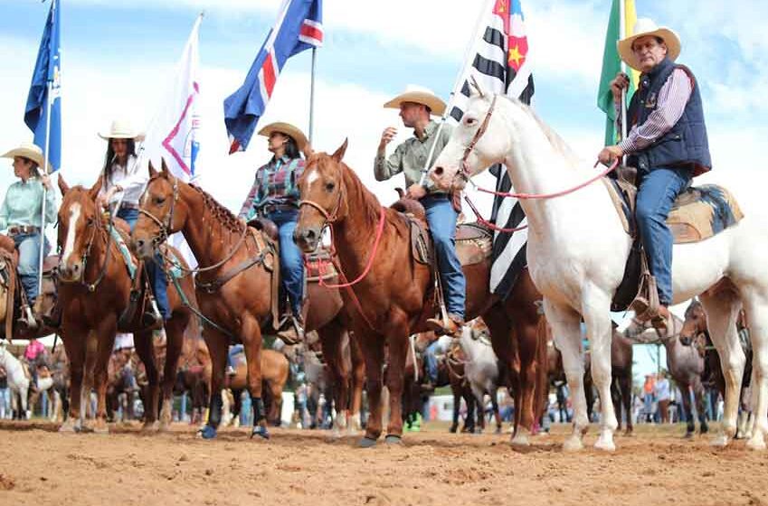 Cavalgada abre programação do segundo dia da Festa do Cavalo