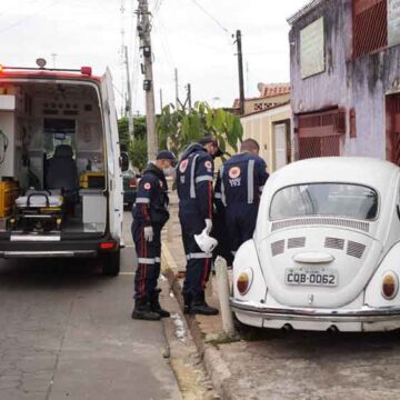 Fusca colide contra residência após trafegar pela contramão