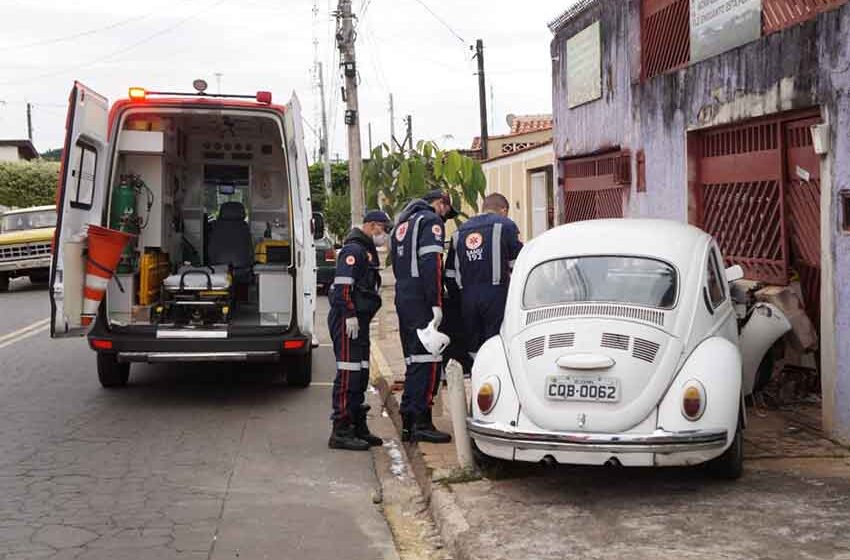 Fusca colide contra residência após trafegar pela contramão