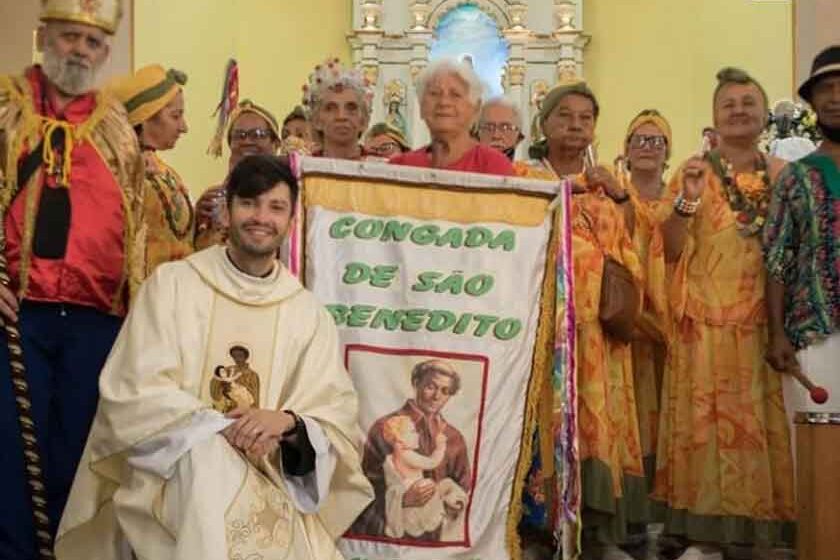 Padre André Ricardo Panassolo emite nota sobre episódio das congadas