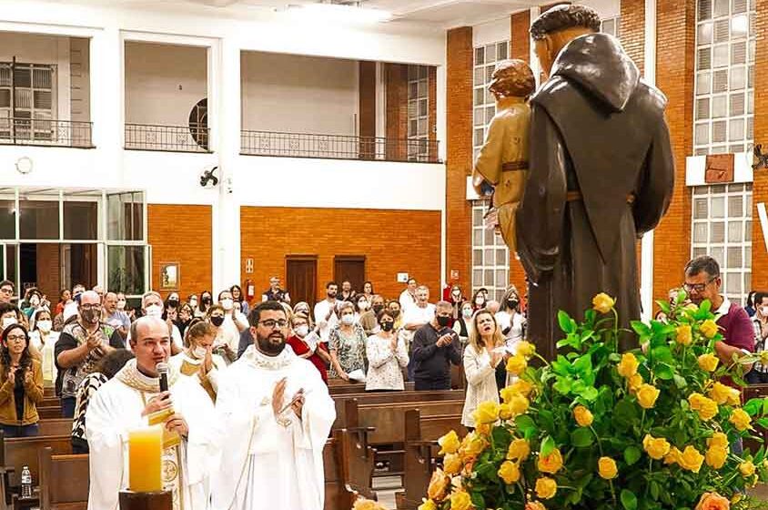 Procissão marca louvor no dia de Santo Antônio