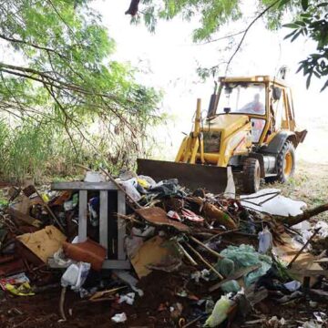 Dois dias após Limpeza em Foco, margens do Ribeirão acumulam lixo novamente